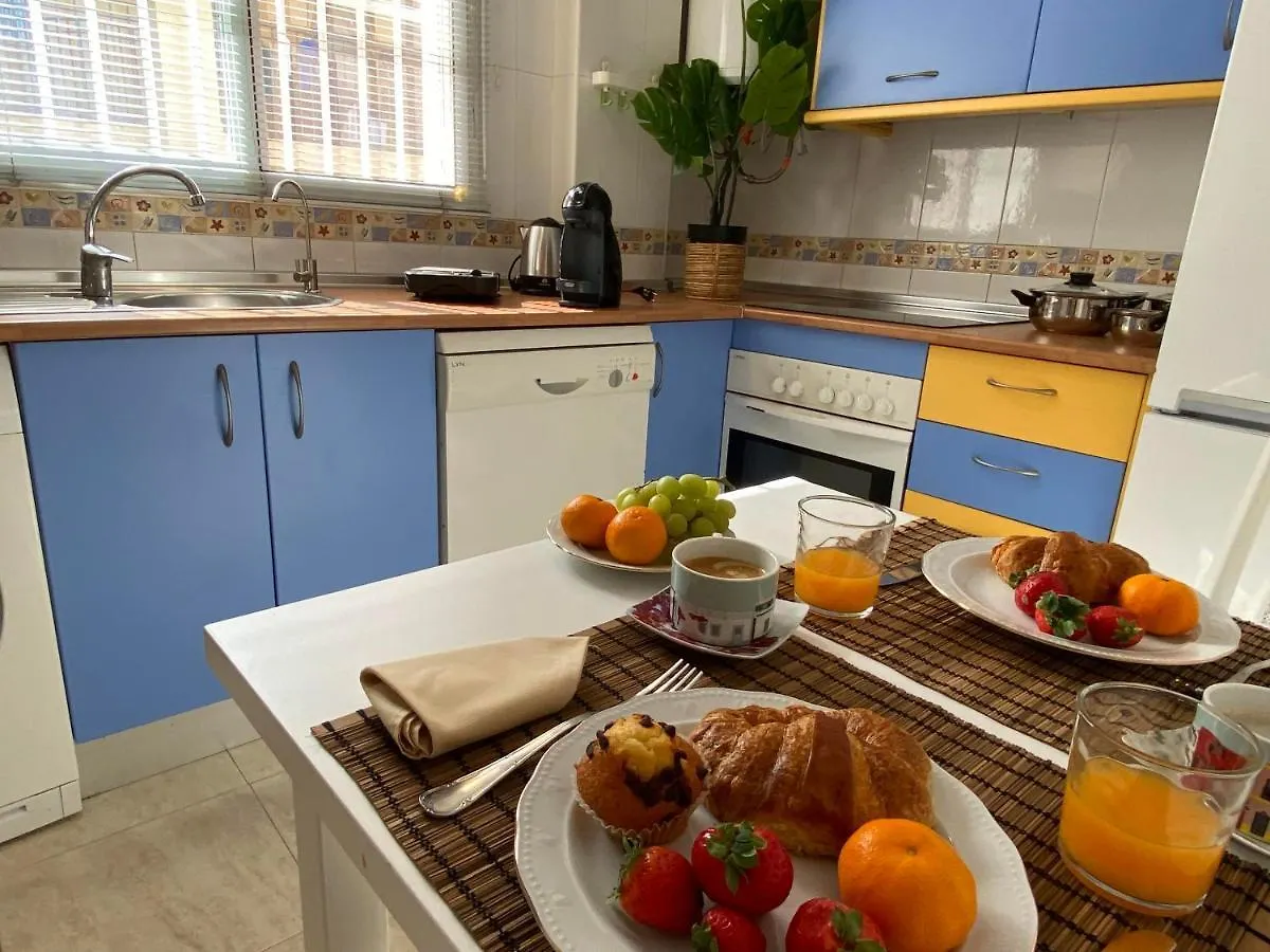Lunaroom Center & Quiet Guesthouse Malaga Homestay