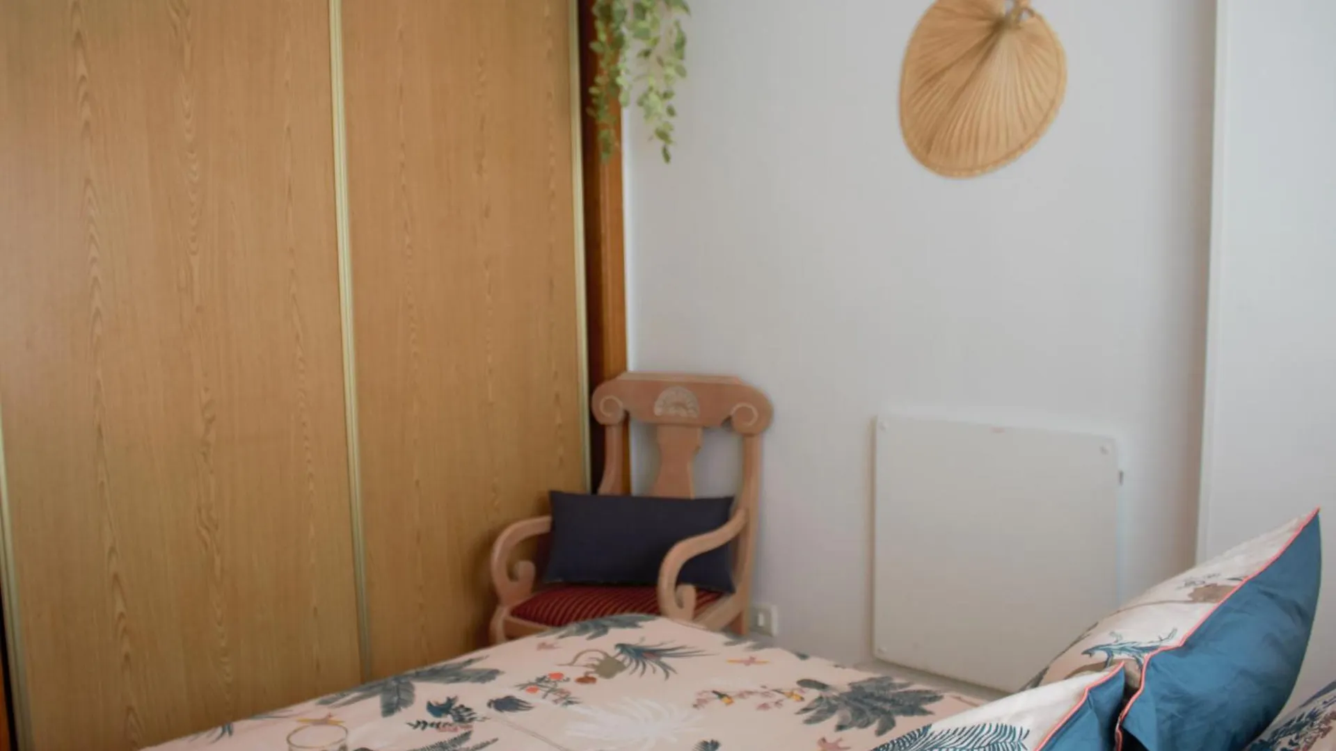 Lunaroom Center & Quiet Guesthouse contacts